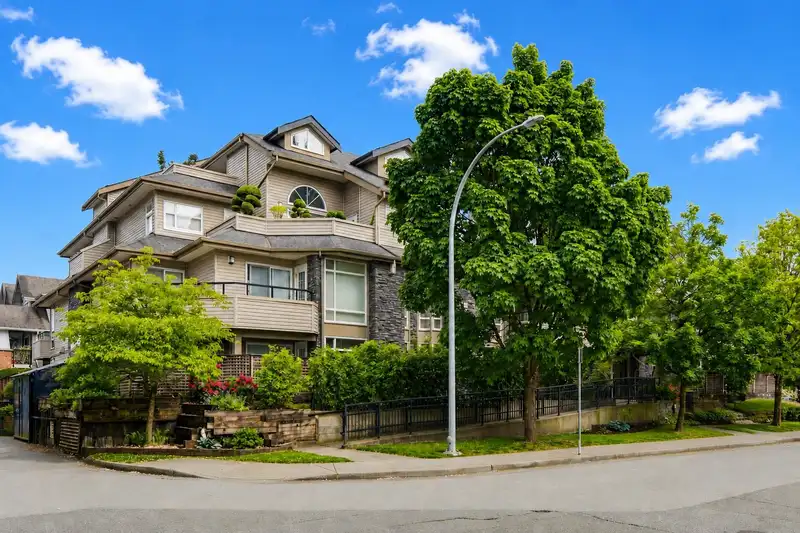 205 3150 VINCENT STREET - photo 1 of 24