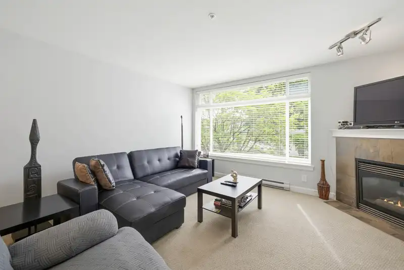 205 3150 VINCENT STREET - photo 4 of 24
