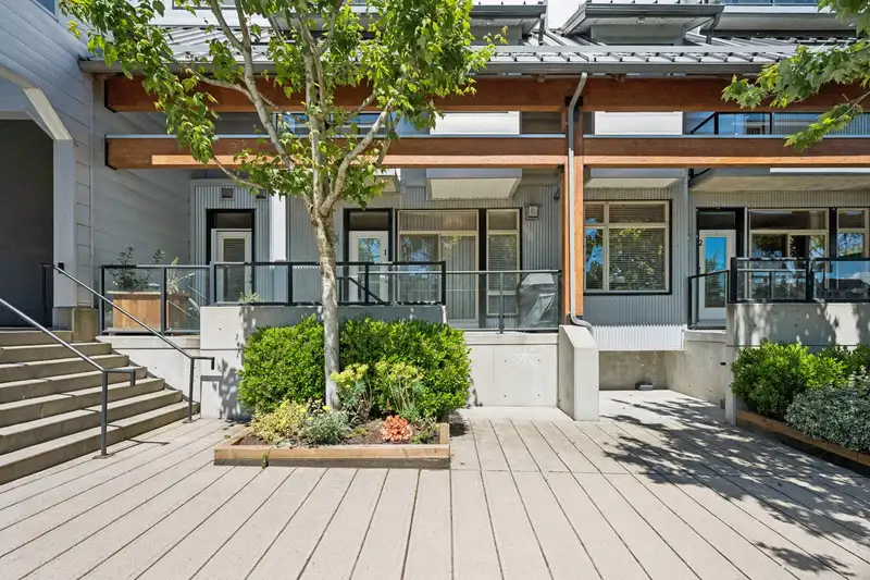 1 6233 LONDON ROAD - photo 1 of 35
