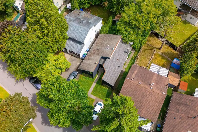 7092 129A STREET - photo 3 of 14