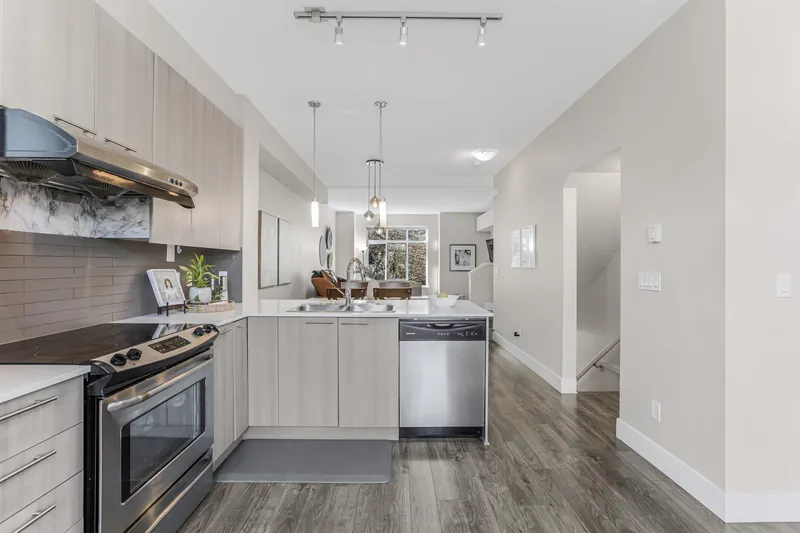 98 19433 68 AVENUE - photo 3 of 25