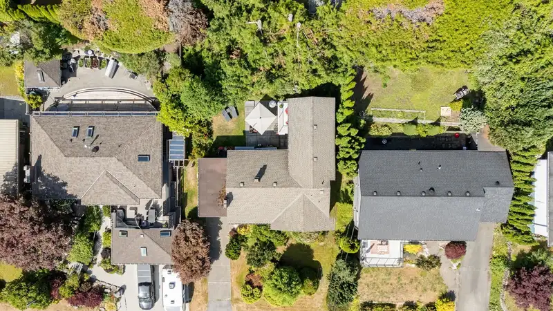 674 BLUERIDGE AVENUE - photo 4 of 34