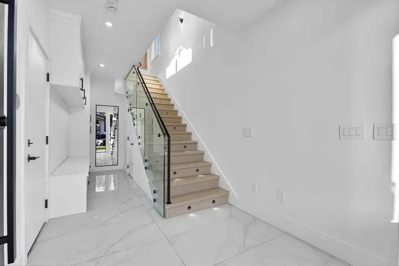 102 16633 18A AVENUE - photo 2 of 34