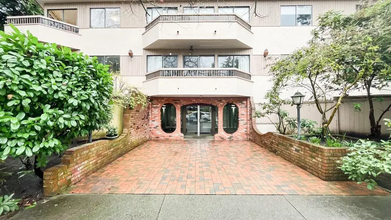 305 2190 W 8TH AVENUE - photo 2 of 21