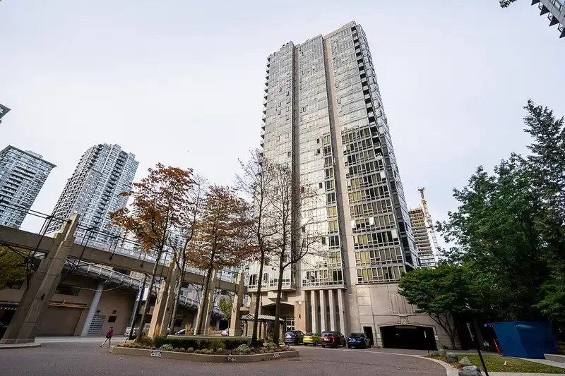 2001 930 CAMBIE STREET - photo 2 of 38