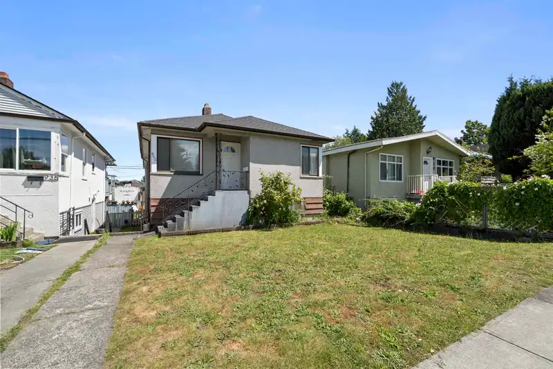 942 NANAIMO STREET - photo 1 of 33