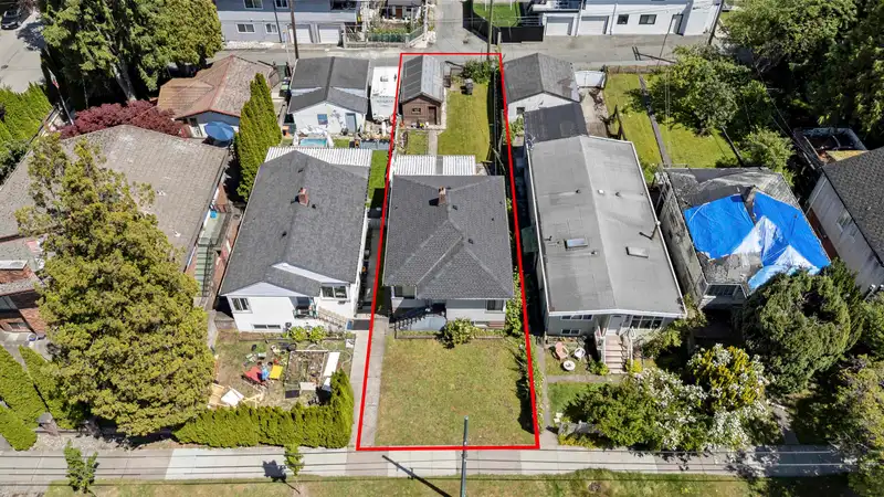 942 NANAIMO STREET - photo 2 of 33