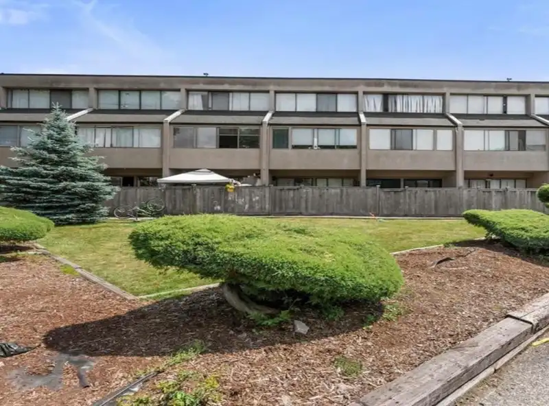 13 17700 60 AVENUE - photo 2 of 14