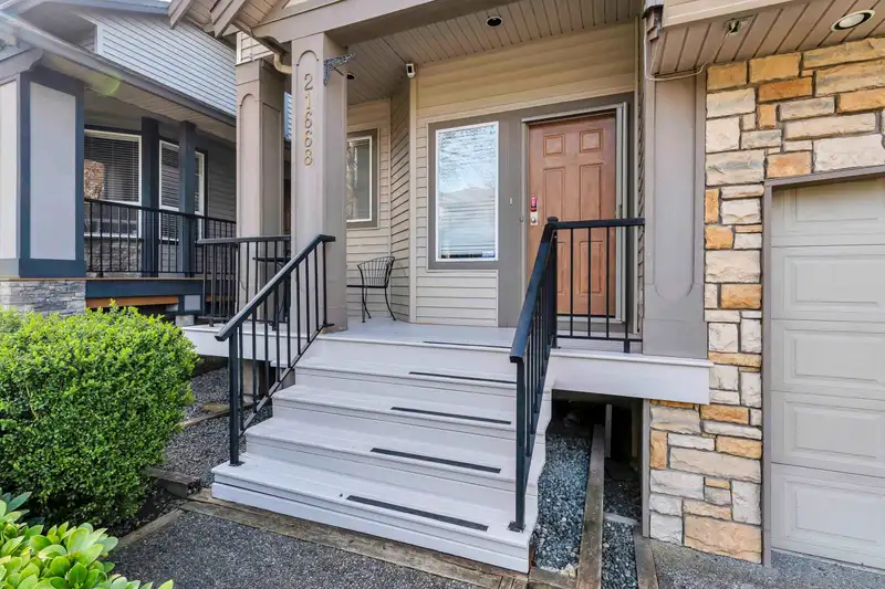 21668 89A AVENUE - photo 3 of 40