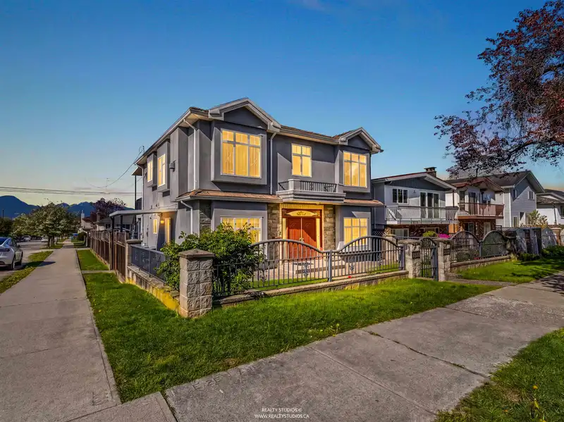 3403 E 26TH AVENUE - photo 2 of 40
