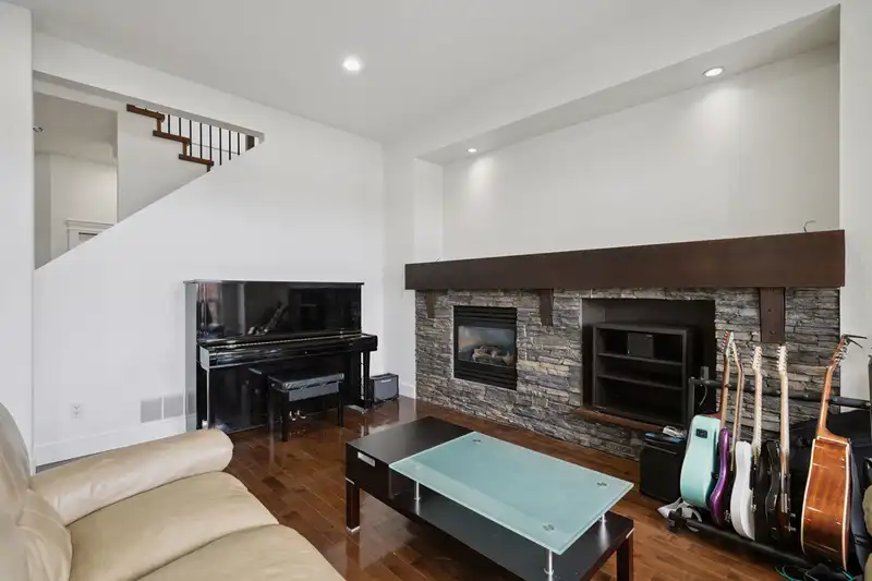 15015 62 AVENUE - photo 4 of 33