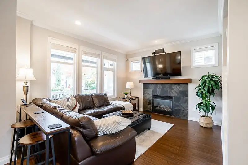 18012 70A AVENUE - photo 2 of 33