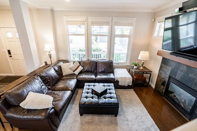 18012 70A AVENUE - photo 4 of 33