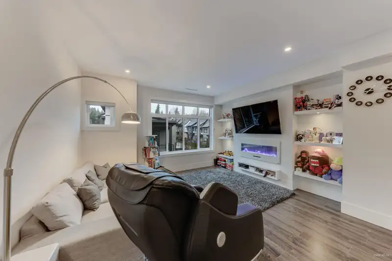 29 15177 60 AVENUE - photo 4 of 38