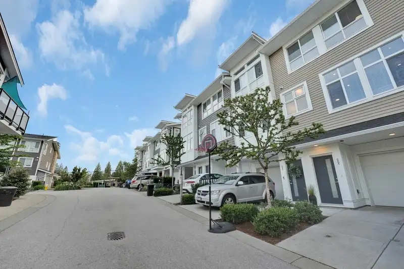 22 24108 104 AVENUE - photo 2 of 40