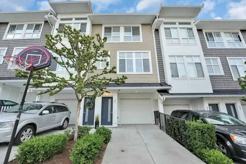 22 24108 104 AVENUE - photo 3 of 40