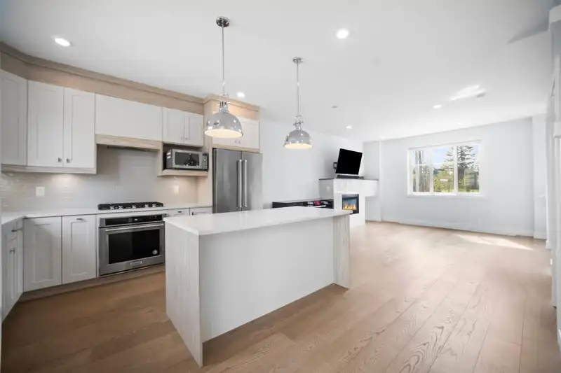 7 5377 8A AVENUE - photo 2 of 34
