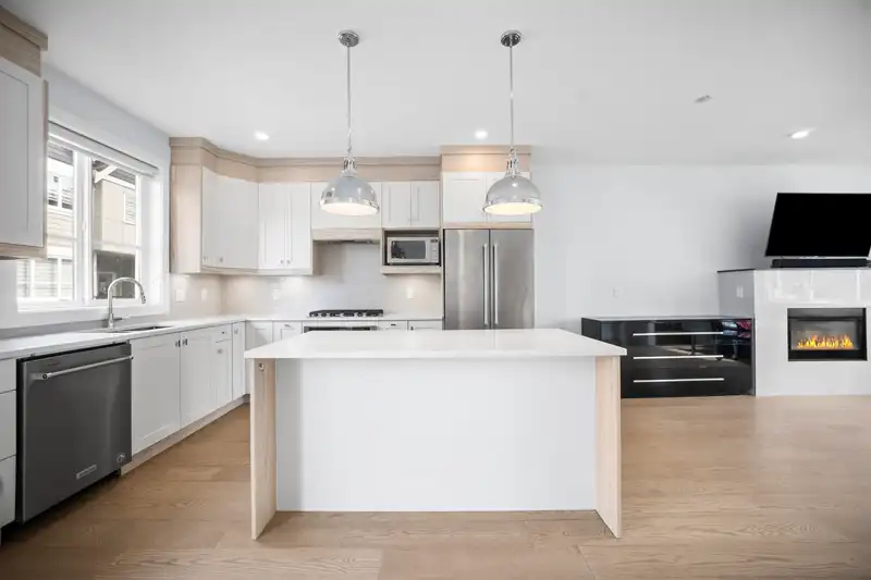 7 5377 8A AVENUE - photo 3 of 34