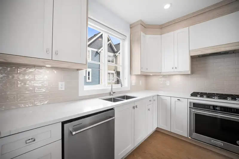 7 5377 8A AVENUE - photo 4 of 34