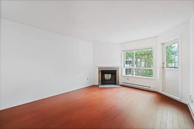 319 555 W 14TH AVENUE - photo 4 of 28