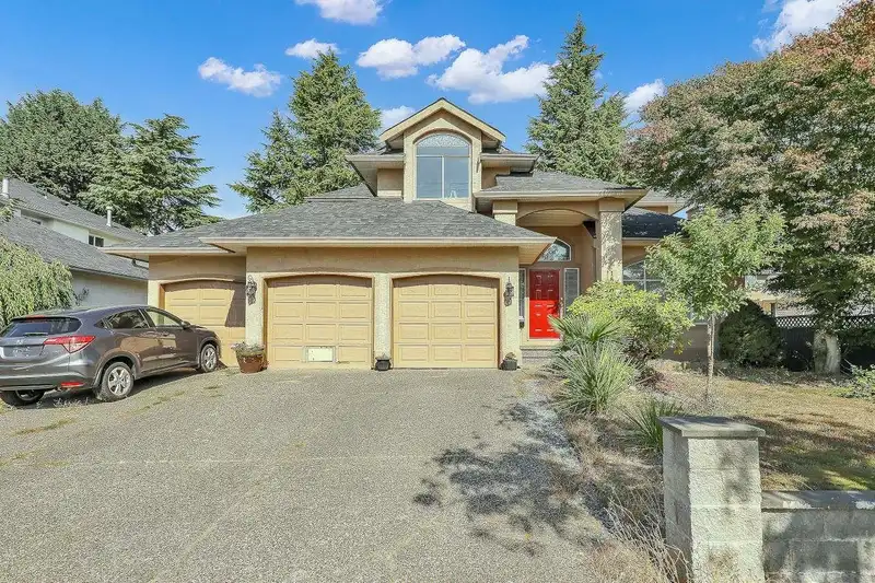 16095 80 AVENUE - photo 1 of 40