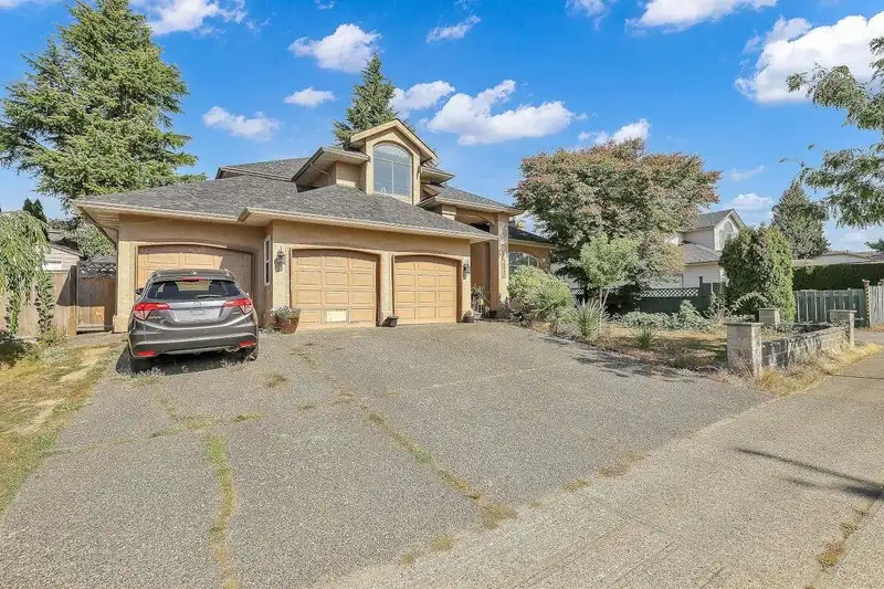 16095 80 AVENUE - photo 2 of 40