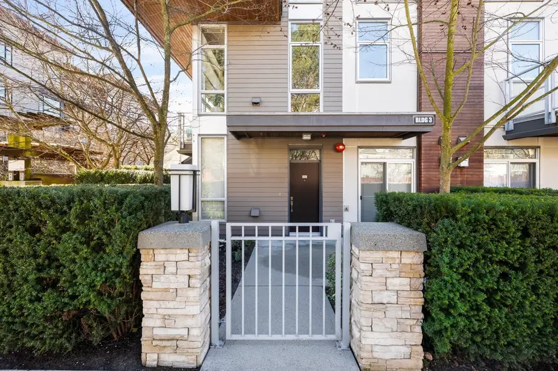 121 735 W 15TH STREET - photo 1 of 25