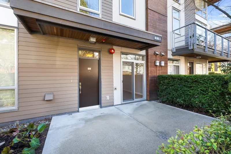 121 735 W 15TH STREET - photo 2 of 25