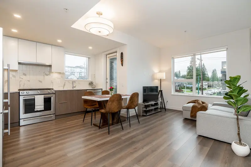 304 645 COMO LAKE AVENUE - photo 1 of 25