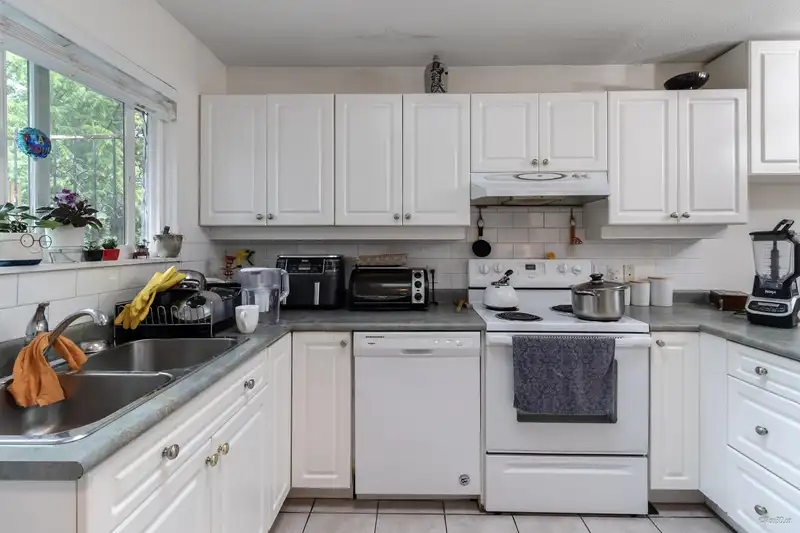 774 MILLER AVENUE - photo 4 of 25