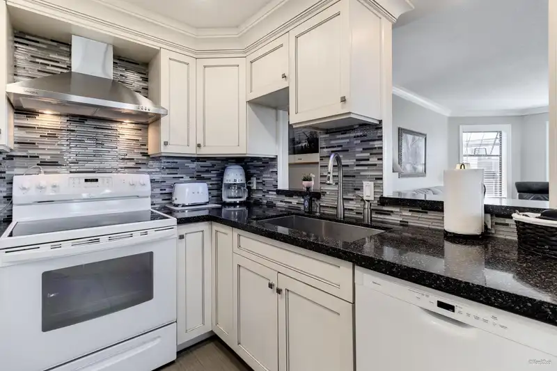 103 15080 PROSPECT AVENUE - photo 3 of 33