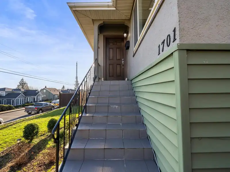 1701 NANAIMO STREET - photo 1 of 34