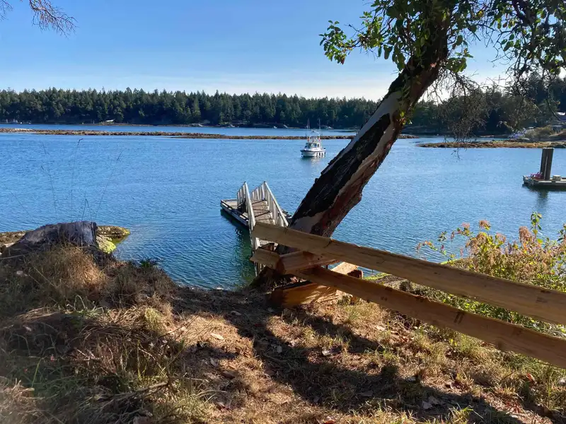 1361 STURDIES BAY ROAD - photo 2 of 40