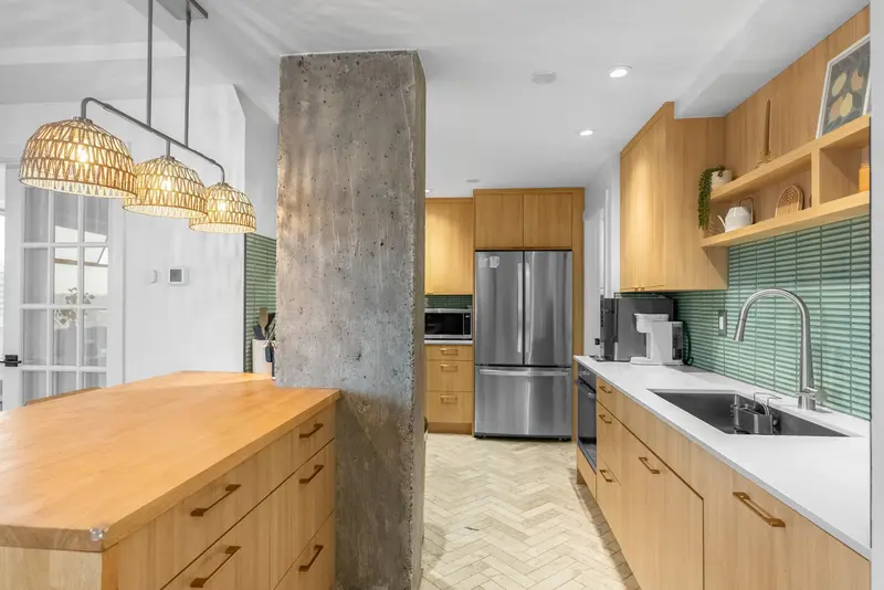 1002 47 AGNES STREET - photo 1 of 25