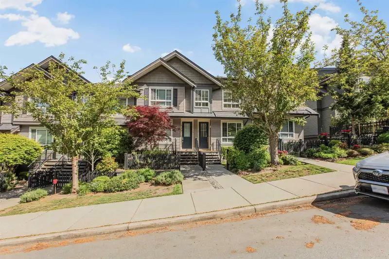 11 21867 50 AVENUE - photo 1 of 40