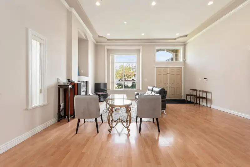 1351 DUTHIE AVENUE - photo 4 of 37