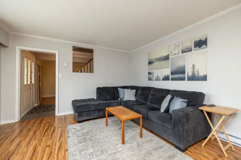 5567 44 AVENUE - photo 4 of 38