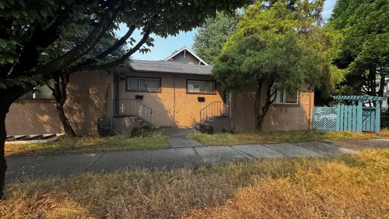 75 N NANAIMO STREET - photo 2 of 5