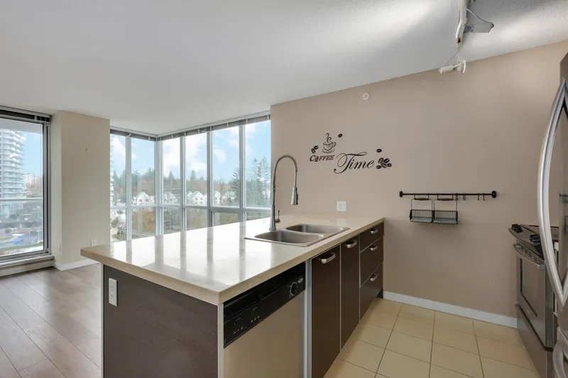 604 9981 WHALLEY BOULEVARD - photo 3 of 25