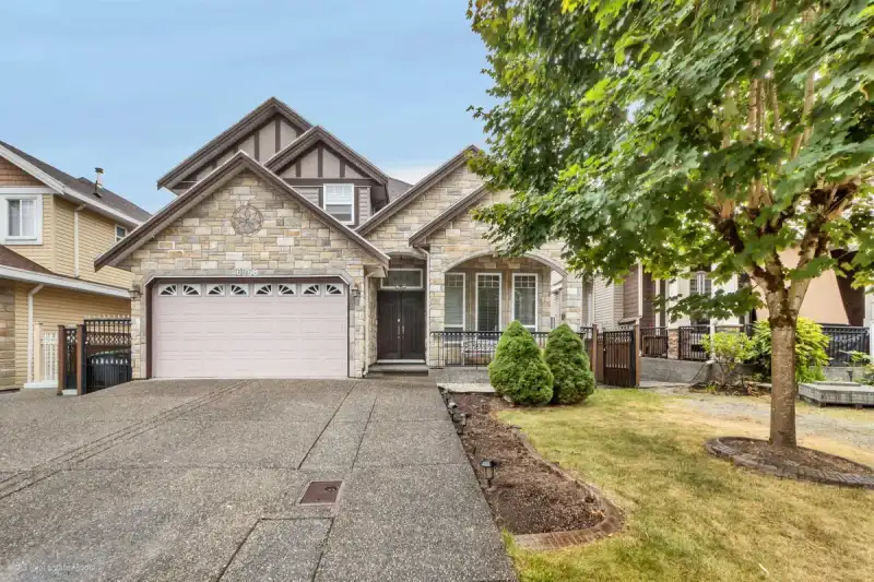 6968 151A STREET - photo 1 of 40