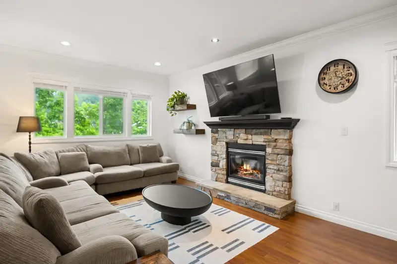 3887 ANGUS CRESCENT - photo 3 of 40
