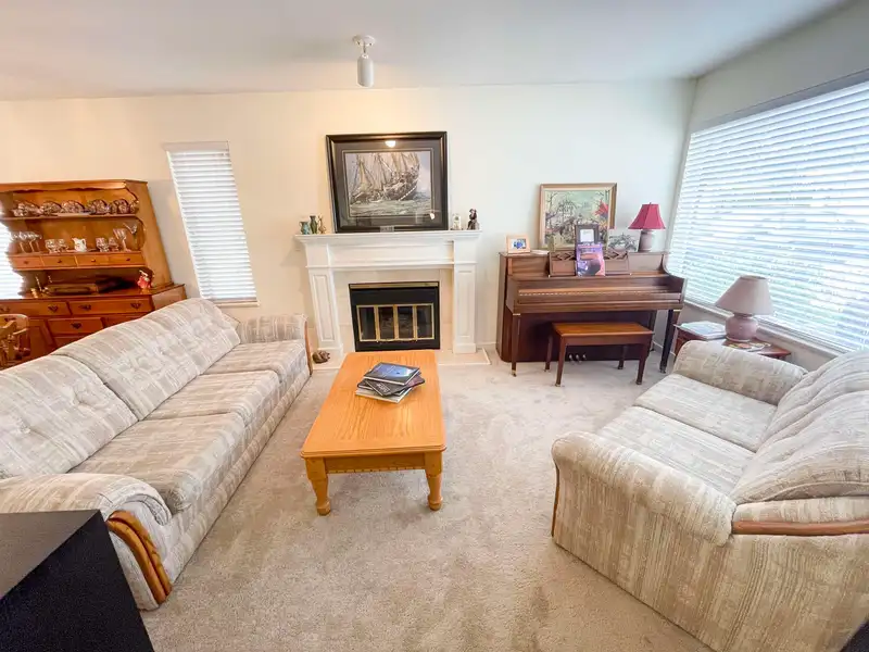 6 9727 152B STREET - photo 4 of 22