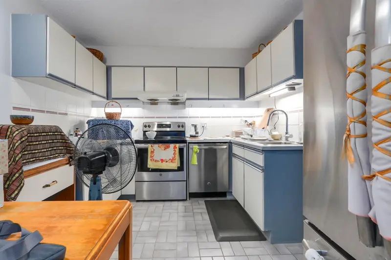 402 2024 FULLERTON AVENUE - photo 4 of 11