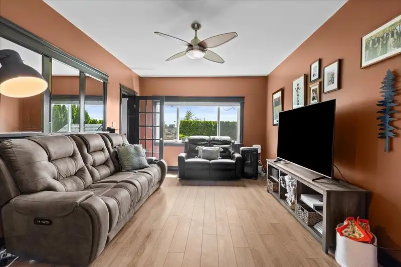 33345 3RD AVENUE - photo 3 of 39