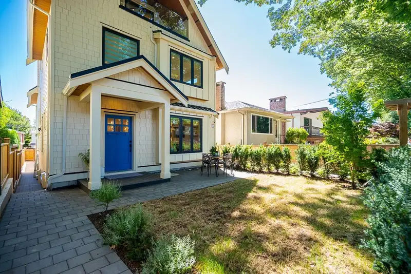 2206 E 7TH AVENUE - photo 3 of 34