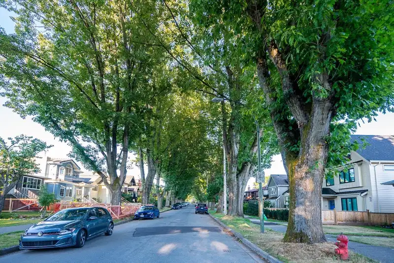 2206 E 7TH AVENUE - photo 4 of 34