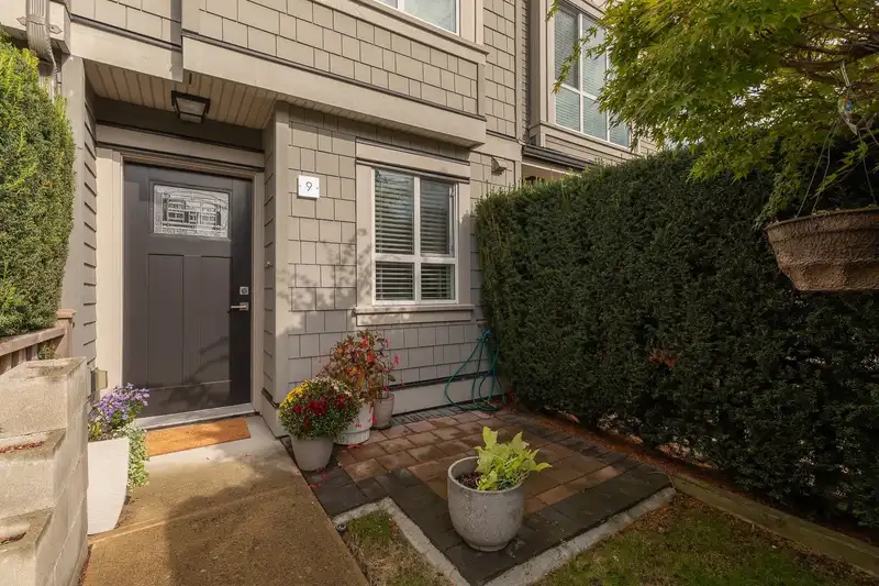 9 4949 47A AVENUE - photo 4 of 37
