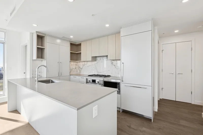 401 6468 WILLINGDON AVENUE - photo 1 of 18