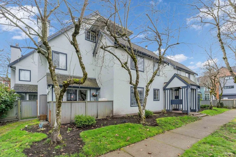 8 4890 48 AVENUE - photo 2 of 25