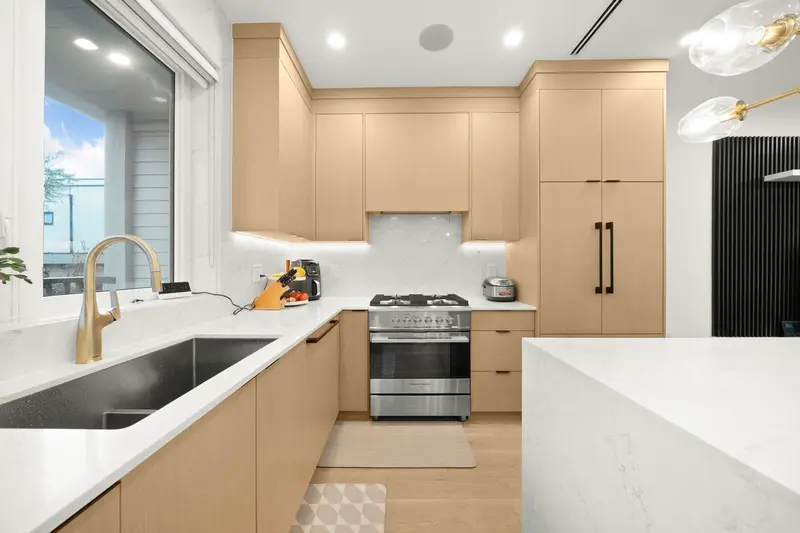 552 E 58TH AVENUE - photo 4 of 25